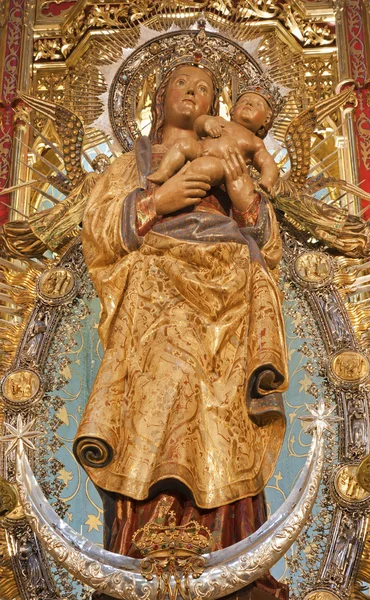 MADRID - MARCH 10: Statue of Madonna with the child from side altar of Almudena cathedral on March 10, 2013 in Spain. — Stock Photo, Image