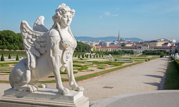 Viena - esfinge para el palacio Belvedere por la mañana y la ciudad —  Fotos de Stock