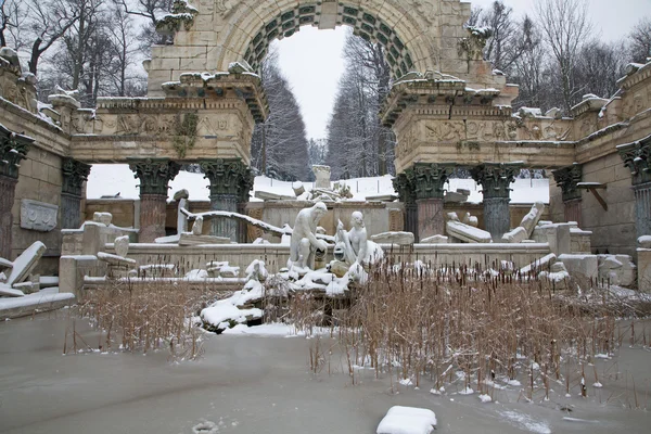 Viena - fuente en palacio schonbrunn - ruinas romas antiguas en invierno —  Fotos de Stock