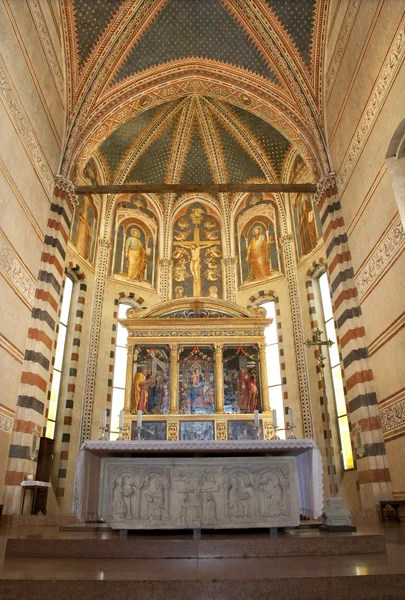 VERONA - 27 DE ENERO: Santuario con el fresco del ábside principal de Martino da Verona desde finales del siglo XIV. en la basílica de San Zeno en enero 27, 2013 en Verona, Italia . — Foto de Stock