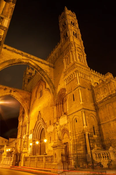 Palermo - zachodzie wieże i portalu oraz Katedra duomo w nocy — Zdjęcie stockowe