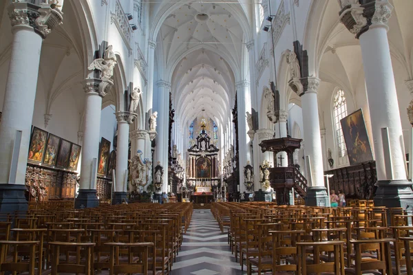 ANTWERP, BELGIUM - SEPTEMBER 5: Nave of St. Pauls church (Paulskerk) on September 5, 2013 in Antwerp, Belgium — Stock Photo, Image