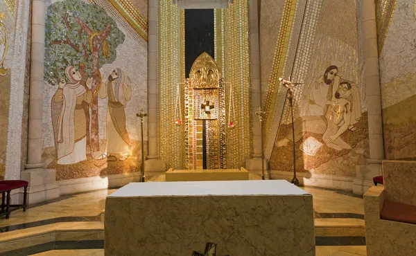 Madryt - 10 marca: nowoczesne mozaiki przez pater rupnik od capilla del santisimo w katedrze almudena, 10 marca 2013 r. w Hiszpanii. — Zdjęcie stockowe