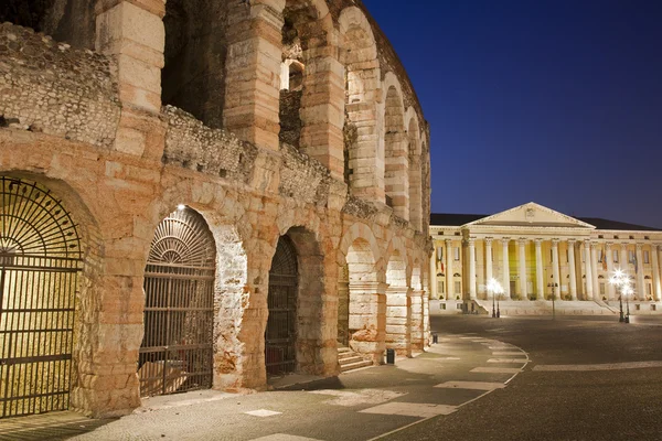 Verona - Arénától és a comune di verona épület a szürkület — Stock Fotó