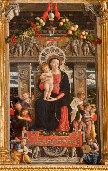 VERONA - JANEIRO 27: Detalhe do altar de madeira - peça Maesta della Virgine de Andrea Mantegena dos anos 1457 - 1459 na basílica de San Zeno em 27 de janeiro de 2013 em Verona, Itália . — Fotografia de Stock