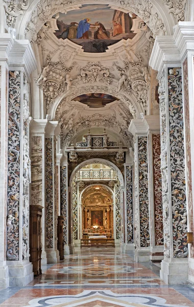 PALERMO - ABRIL 8: Nave lateral na igreja La chiesa del Gesu ou Casa Professa. Igreja barroca foi concluída no ano de 1636 em 8 de abril de 2013 em Palermo, Itália . — Fotografia de Stock