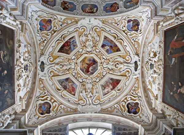 Palermo - 8. April: Kuppel im Seitenschiff der Kirche la chiesa del gesu oder casa professa. Barockkirche wurde 1636 am 8. April 2013 in Palermo, Italien, fertiggestellt. — Stockfoto