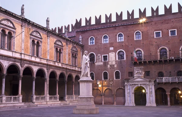 Verona - Piazza dei Signori e Dante Alighieri memorial . — Fotografia de Stock