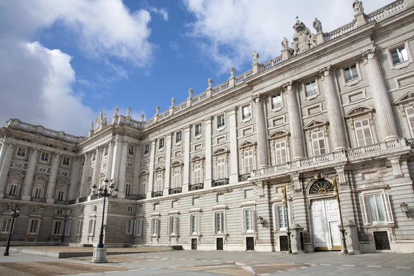 Madryt - 10 marca: północno - wschodnia fasada pałacu palacio real lub royal wykonane latach 1738 i 1755 w 10 marca 2013 r. w Madrycie. — Zdjęcie stockowe