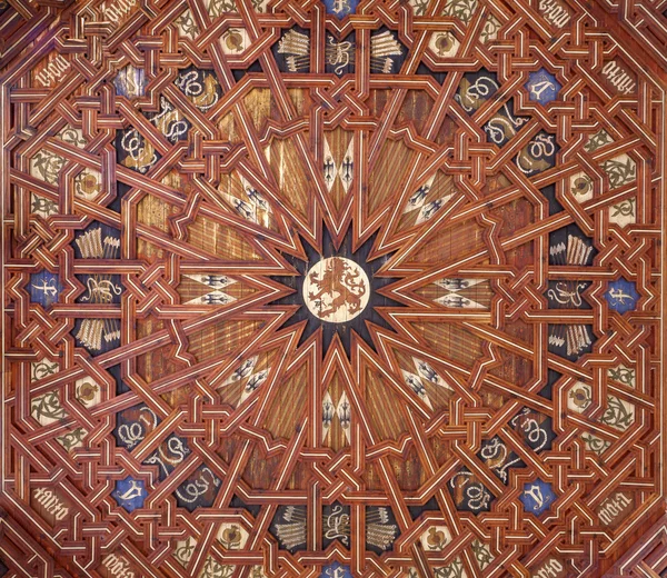 TOLEDO - MARCH 8: Ceiling of atrium of Monasterio San Juan de los Reyes or Monastery of Saint John of the Kings in mudejar style on March 8, 2013 in Toledo, Spain. — Stock Photo, Image