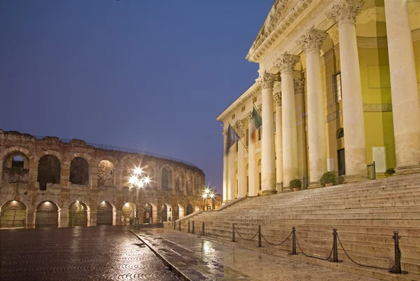 Verona - Arena y Comune di Verona edificio al atardecer — Foto de Stock