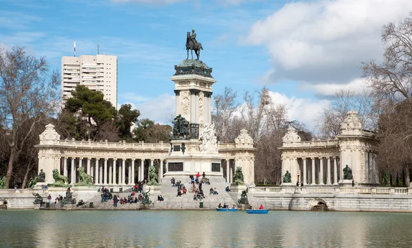 Madryt - 9 marca: pomnik alfonso xii w parku buen retiro przez architekta jose grases riera z roku 1902 w 9 marca 2013 roku w Hiszpanii. — Zdjęcie stockowe