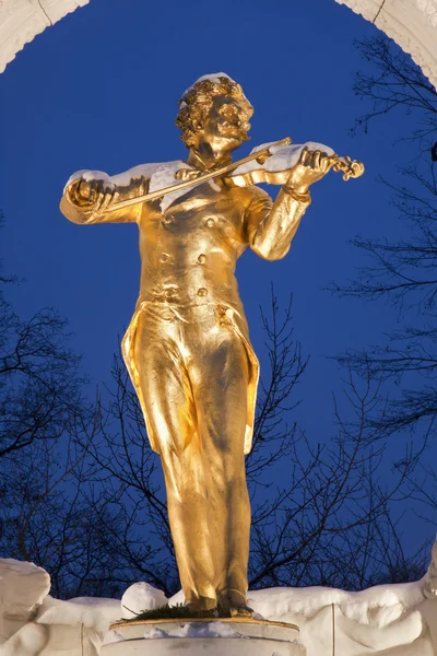 Monumento a Johan Strauss desde el Stadtpark de Viena al atardecer de invierno —  Fotos de Stock