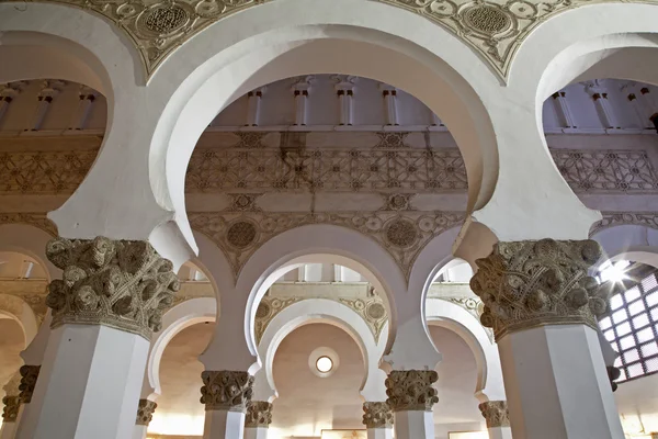 TOLEDO - 8 DE MARÇO: Arcos Mudejar da Sinagoga Santa Maria la Blanca. Data de construção em algum momento no final do século XII ou início do século XIII em 8 de março de 2013 em Toledo, Espanha . — Fotografia de Stock