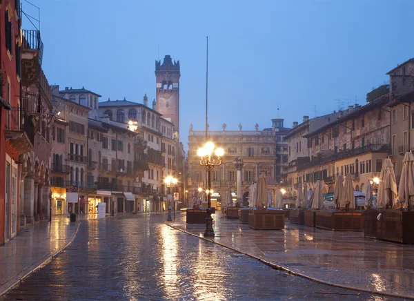 Βερόνα - piazza erbe στο rainly σούρουπο και porta leona και το palazzo maffei σε backgroud — Φωτογραφία Αρχείου
