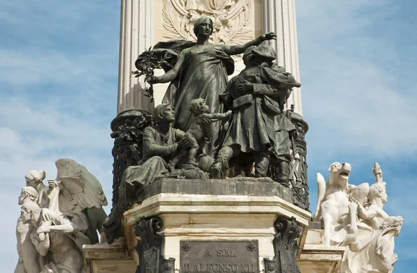 Madrid - "La Paz" ("Peace") by Miquel Blay. Statue in the central base of the Monument of Alfonso XII in Buen Retiro park by architect Jose Grases Riera from year 1902 in March 9, 2013 in Spain. — Stock Photo, Image