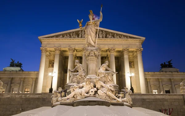 Viena - Palas Athena fuente y el parlamento en la noche de invierno — Foto de Stock