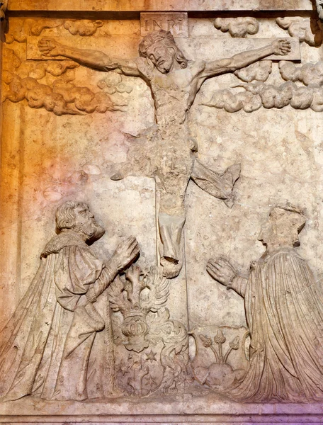 VIENA - IANUARIE 15: Relief of Crucifixion as detaliu of old morb on the west fatade of st. Catedrala Ștefan on night on January 15, 2013 in Vienna . — Fotografie, imagine de stoc