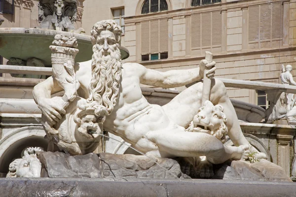 Palermo - Estatua de dios de la fuente florentina en Piazza Pretoria — Foto de Stock