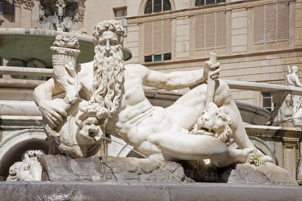 Palermo Statua di Dio dalla fontana fiorentina in Piazza Pretoria — Foto Stock