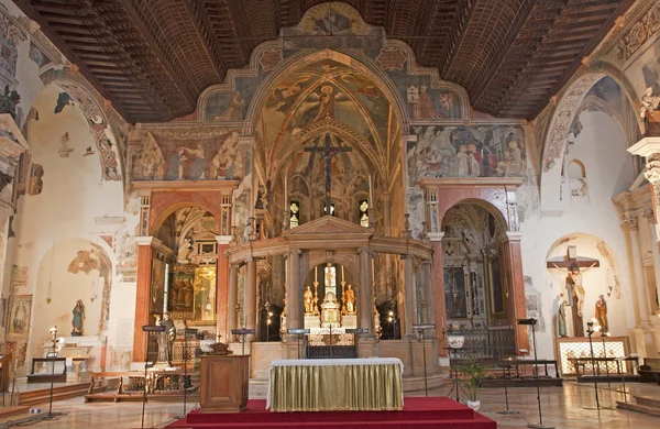 Verona - 28. januar: innenraum der kirche san fermo maggiore aus dem 13. jahrhundert am 28. januar 2013 in verona, italien. — Stockfoto