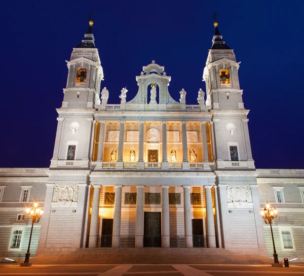 Madrid - Cattedrale di Santa Maria la Real de La Almudena al tramonto — Foto Stock