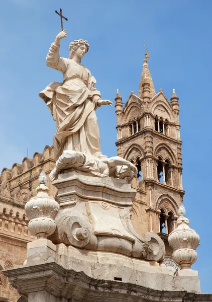 Palermo - Towers of Cathedral or Duomo and Santa Rosalia statue — Stock Photo, Image