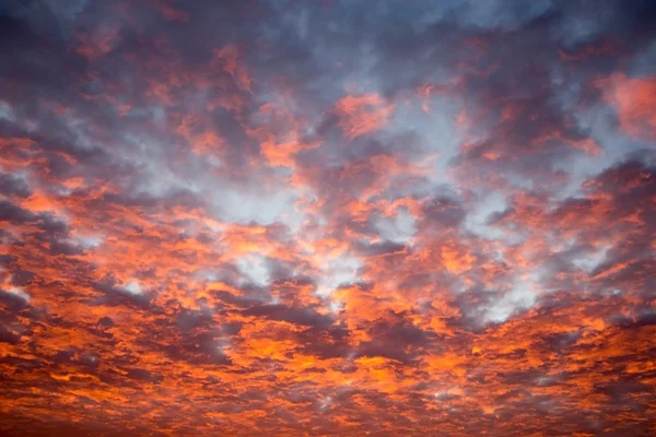 Rote Wolkenlandschaft bei Sonnenuntergang — Stockfoto