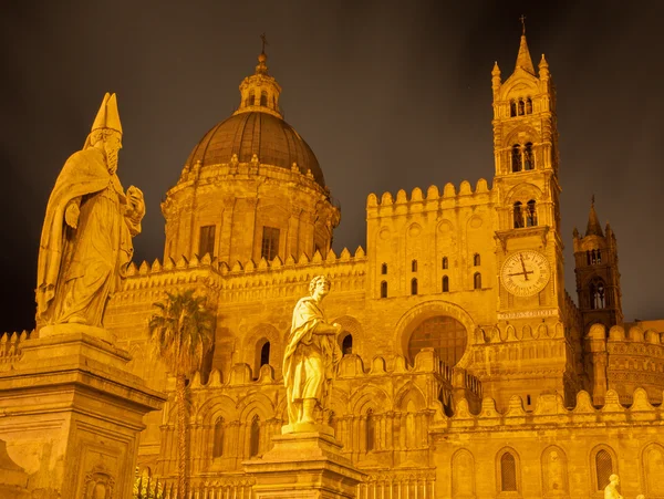 Palermo - Portal sur de Catedral o Duomo y estatuas sagradas por la noche — Foto de Stock