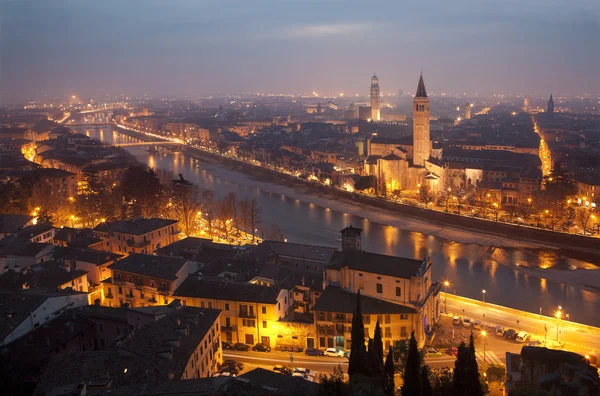 Verona - Perspectivas de Castel san Pietro en la noche de invierno — Foto de Stock