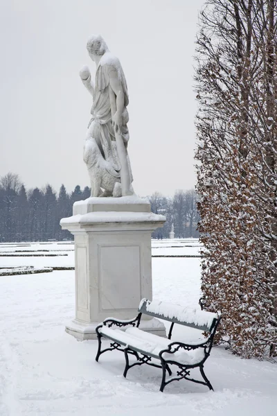 Wiedeń - Pałac schonbrunn i posągi mitologii w zimie — Zdjęcie stockowe