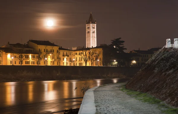 Werona - waterfronat rzeki adige i wieży kościoła san zeno w nocy — Zdjęcie stockowe