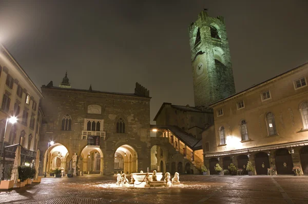 Bergame - piazza vecchia la nuit — Photo