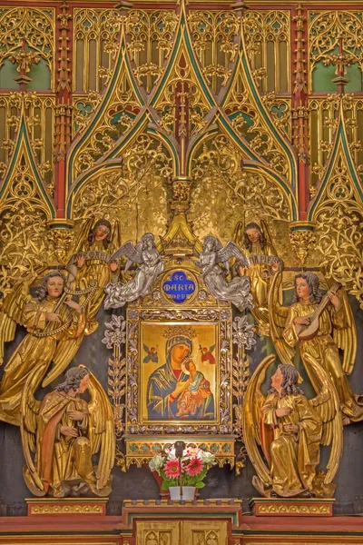 Vídeň, Rakousko - 3 července 2013: součástí nové gotické dřevěné polychromované boční oltář s ikonou madonna v gotický kostel maria am gestade. — Stock fotografie