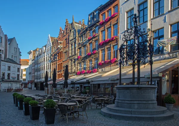 Antwerpen, belgien - 5. september 2013: blauwmoezelstraat - straße in der nähe der kathedrale unserer mutter im morgenlicht. — Stockfoto