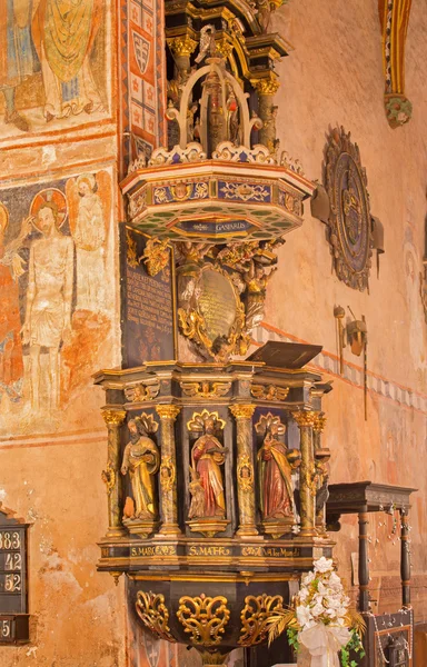 STITNIK, SLOVAKIA - DECEMBER 29, 2013: Baroque pulpit from year 1693 with the statue of four evangelists and Jesus in gothic evangelical church in Stitnik. — Stock Photo, Image