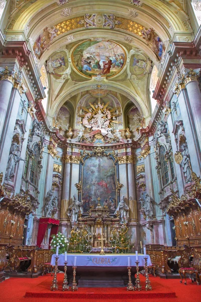 JASOV - 2 DE ENERO: Presbiterio y altar mayor con pinturas de Johann Lucas Kracker del año (1752 - 1776) del claustro premonstratesiano de Jasov el 2 de enero de 2014 en Jasov, Eslovaquia . —  Fotos de Stock