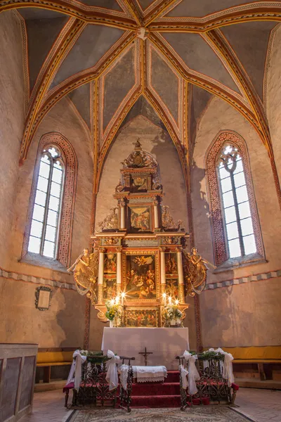 Stitnik - 29 december: huvudsakliga altaret med färger av hans von achen (1636) och prästgården av gotiska evangeliska kyrkan i stitnik den 29 december, 2013 i stitnik, Slovakien. — Stockfoto