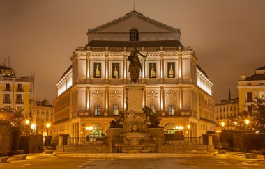 Madrid - philip IV. İspanya Anıtı ve gece operada