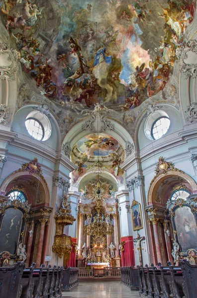 VIENA 27 DE JULIO: Nave principal de la iglesia barroca Maria Treu. Iglesia fue construida entre los años 1698 bis 1719 por los planes del arquitecto Lukas von Hildebrandt el 27 de julio de 2013 Viena . — Foto de Stock