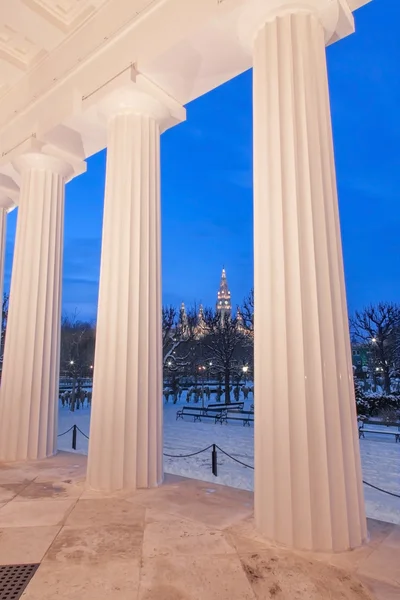 Viena - Volksgarten. Templo de Teseu de anos 1819 bis 1823 por Peter von Nobile e Câmara Municipal no fundo — Fotografia de Stock