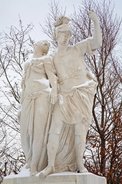 VIENNA - JANEIRO 15: Estátua de Bruto e Lucrécia dos jardins do palácio de Schonbrunn no inverno. Estátuas foram feitas geralmente entre 1773 e 1780 em 15 de janeiro de 2013 em Viena. . — Fotografia de Stock