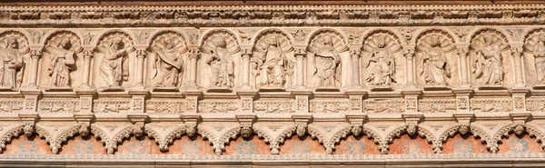 Bergamo - 26 januari: reliefer av heliga från öster portal katedralen santa maria Maggiore på 26 januari 2013 i bergamo, Italien. — Stockfoto