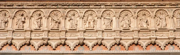 BERGAMO - JANEIRO 26: Socorro dos santos do portal leste da catedral Santa Maria Maggiore em 26 de janeiro de 2013 em Bérgamo, Itália . — Fotografia de Stock