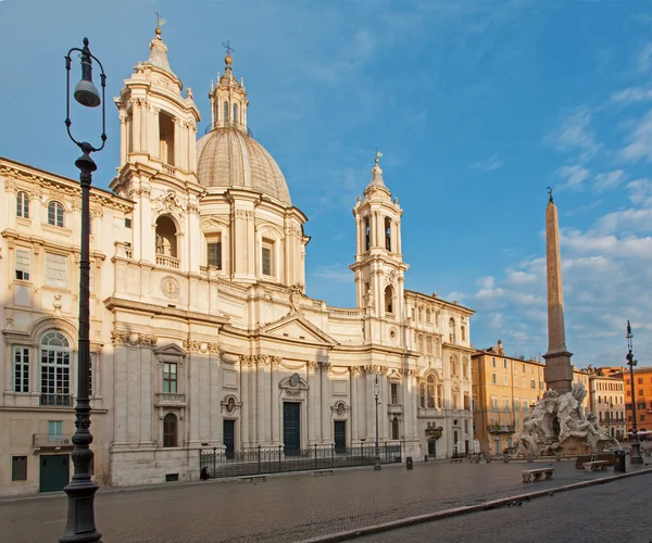 Roma - Piazza Navona en la mañana y Fontana dei Fiumi por Bernini y Egipto obelisco y Santa Inés en la iglesia Agone — Foto de Stock