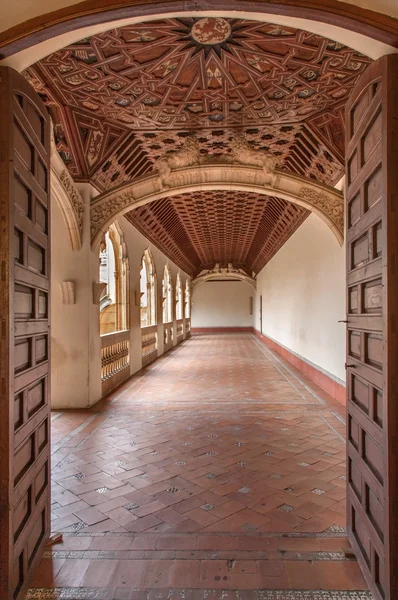 Toledo - märz 8: gotisches atrium des monasterio san juan de los reyes oder klosters des heiligen johns der könige am 8. märz 2013 in toledo, spanien. — Stockfoto