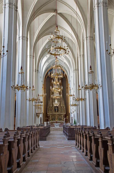 Wenen - 3 juli: schip van augustinerkirche of augustinus chuch op 3 juli 2013 Wenen. — Stockfoto