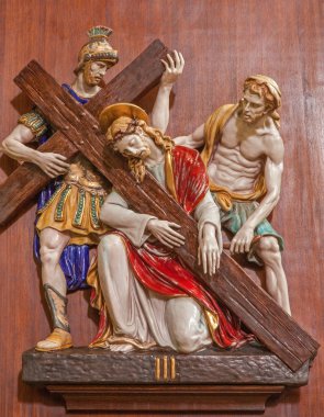 verona - 28 Ocak: corss altında isa düşmek. st seramik coss şekilde bir parçasıdır. Verona, İtalya'da 28 Ocak 2013 tarihinde Nicholas Kilisesi (chiesa di San Nicolo).
