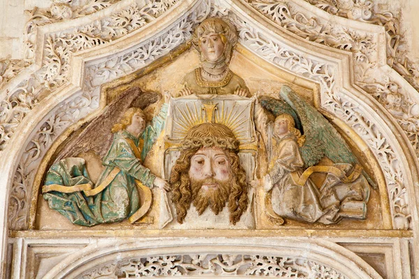 TOLEDO - MARÇO 8: Detalhe do portal do átrio gótico de Monastério San Juan de los Reyes ou Mosteiro de São João dos Reis em 8 de março de 2013 em Toledo, Espanha . — Fotografia de Stock