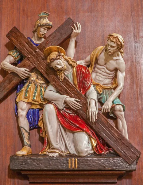 ВЕРОНА - ЯНВАРЬ 28: Иисус попадает под корссы. Одна часть керамического пути из церкви Святого Николая (Кьеза-ди-Сан-Николо) 28 января 2013 года в Вероне, Италия . — стоковое фото